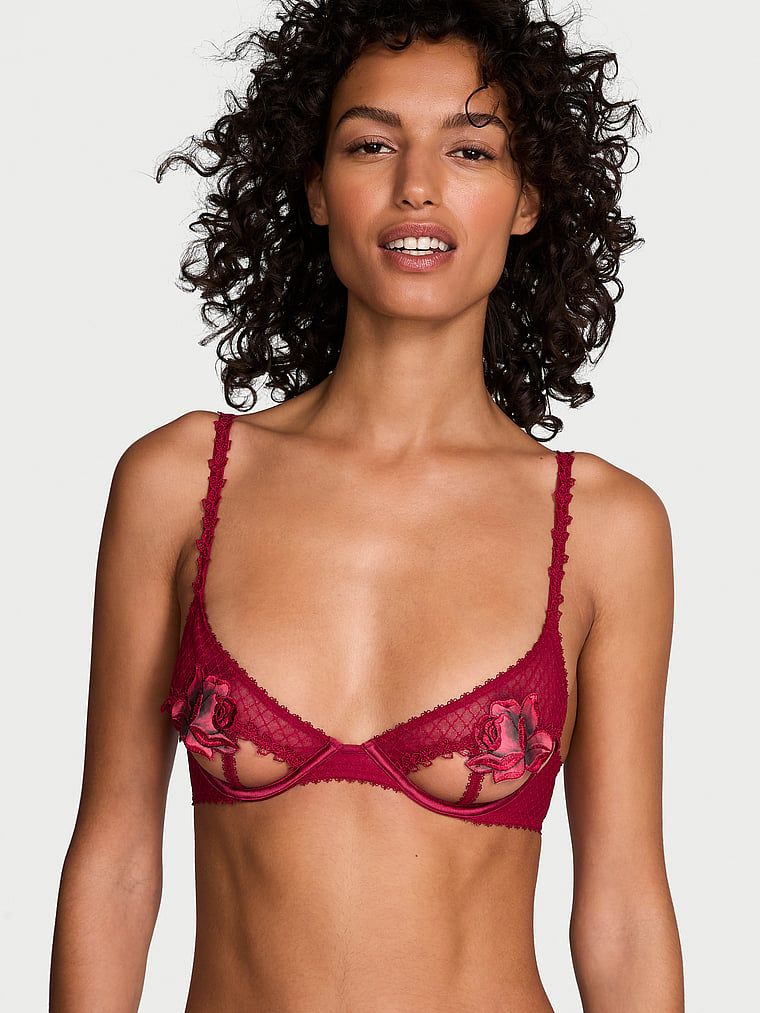 Modelka prezentuje biustonosz z otwartymi miseczkami Red Rose. Produkt ma kolor czerwony i pochodzi z kolekcji Very Sexy.