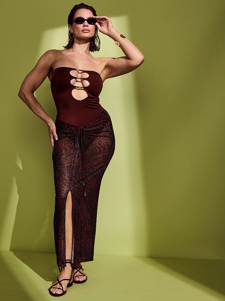 Spódnica i sukienka 2 w 1 na plażę Beachwear. Produkt jest wzorzysty i pochodzi z kolekcji Victoria's Secret Swim. 