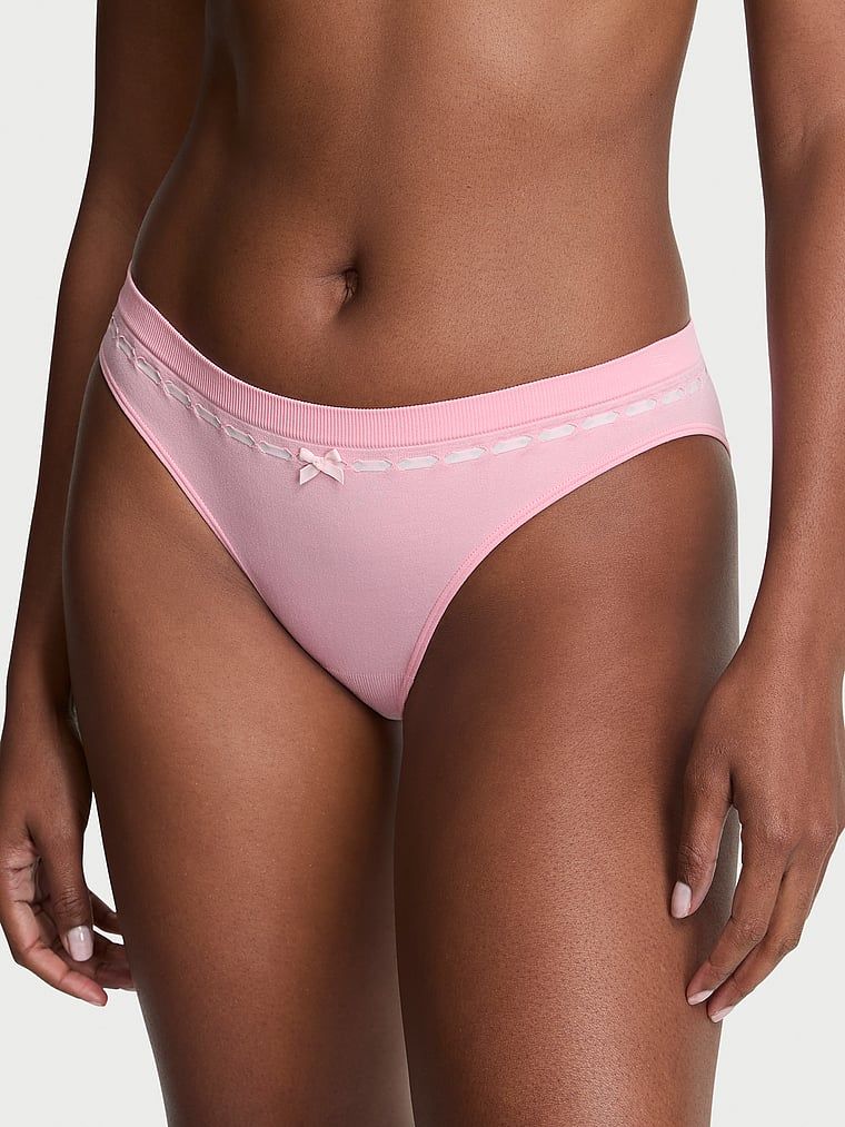 Majtki z wstążeczką Seamless Ribbon Slot Bikini. Produkt ma kolor różowy i pochodzi z kolekcji Seamless. 