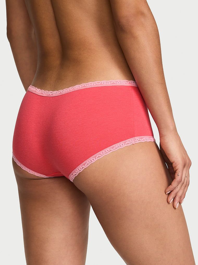 Majtki bawełniane szorty z koronką na krawędziach Lace-Trim Boyshort. Produkt ma kolor czerwony i pochodzi z kolekcji Lace Trim. 