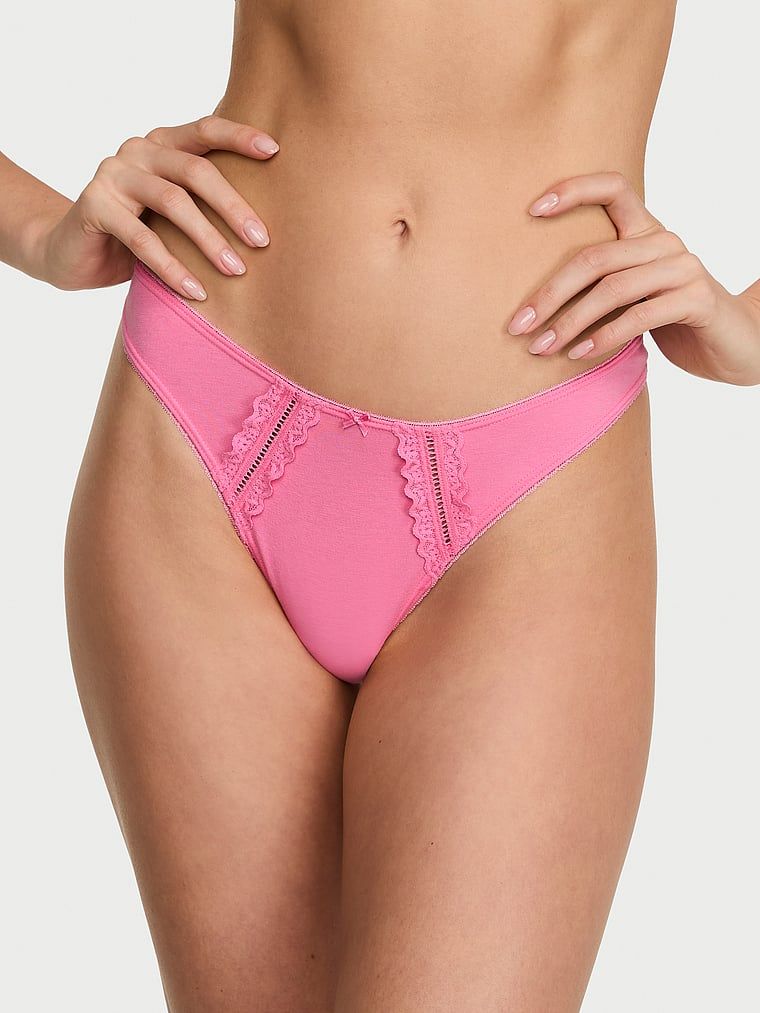 Stringi bawełniane ze wstawkami Lace-Trim. Produkt ma kolor różowy i pochodzi z kolekcji Victoria's Secret. 