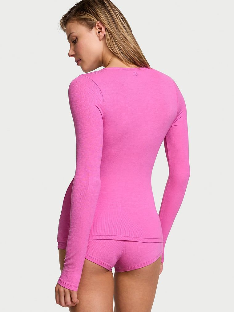 Zestaw do spania z modalu - bluzka z długimi rękawami i szorty. Produkt ma kolor różowy i pochodzi z kolekcji Victoria's Secret. 