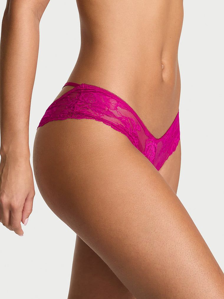 Majtki z otwartm tyłem Strappy Hardware Cheeky. Produkt ma kolor purpurowy i pochodzi z kolekcji Very Sexy. 