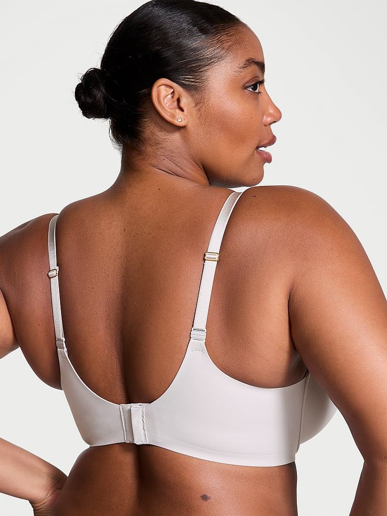 Modelka prezentuje biustonosz push-up Smooth. Produkt ma kolor szary i pochodzi z kolekcji Dream Angels.