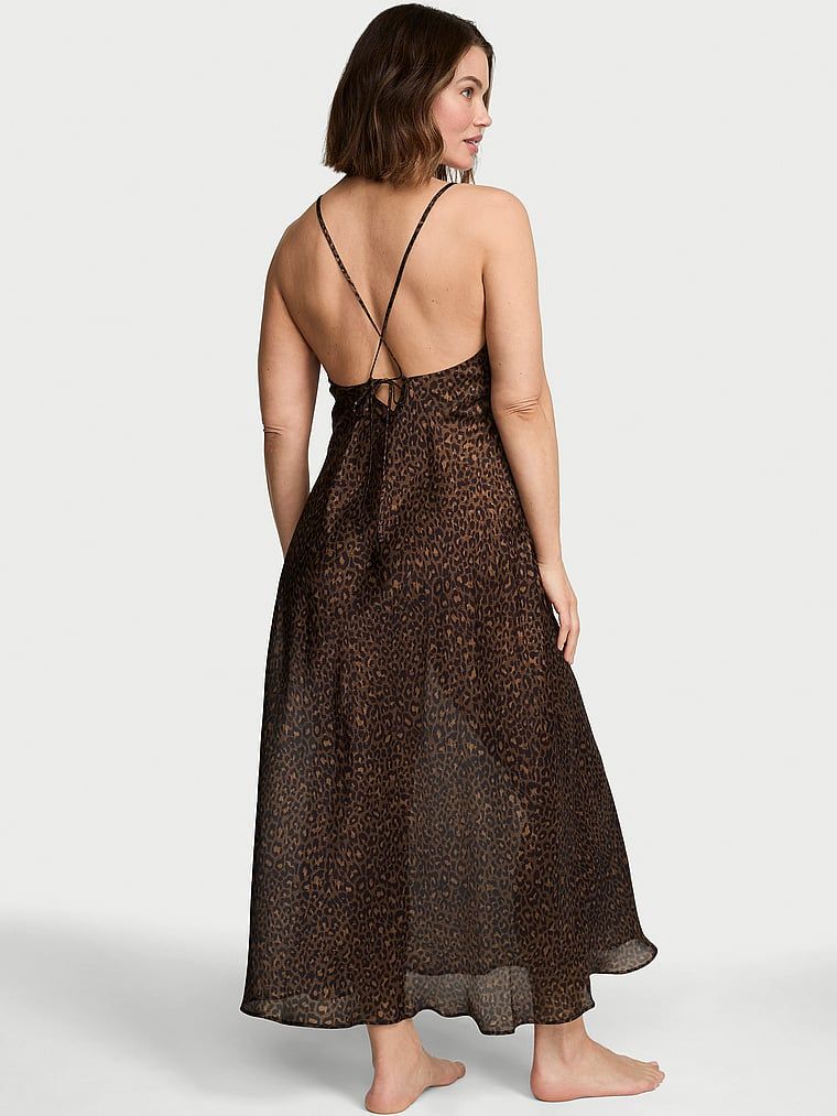 Sukienka satynowa długa prześwitująca Luxe Sheer Slip. Produkt jest wzorzysty i pochodzi z kolekcji Victoria's Secret. 