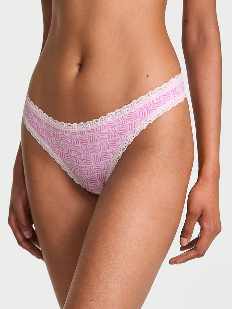 Stringi bawełniane z koronką na krawędziach Lace-Waist. Produkt jest wzorzysty i pochodzi z kolekcji Lacie. 