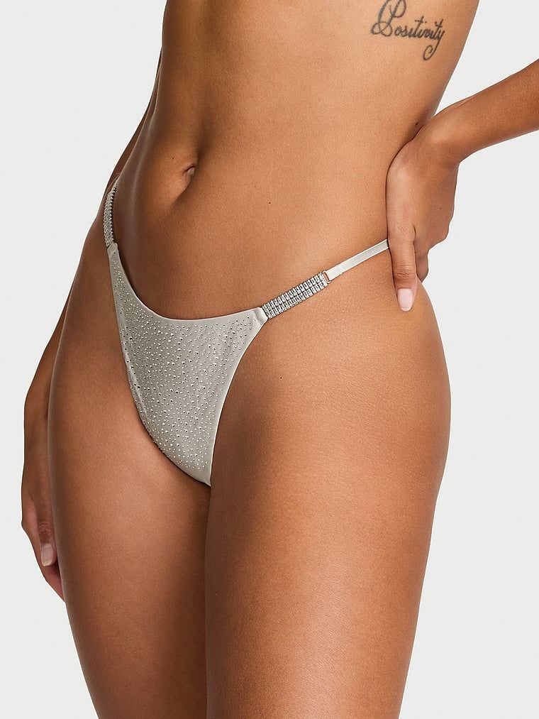 Stringi z kryształkami Shine. Produkt ma kolor beżowy i pochodzi z kolekcji Very Sexy. 