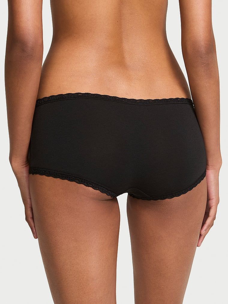 Majtki bawełniane szorty z koronką na krawędziach Lace-Trim Boyshort. Produkt ma kolor czarny i pochodzi z kolekcji Lace Trim. 