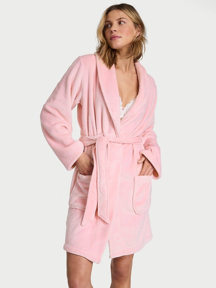 Krótki ciepły szlafrok. Produkt ma kolor różowy i pochodzi z kolekcji Victoria's Secret. 