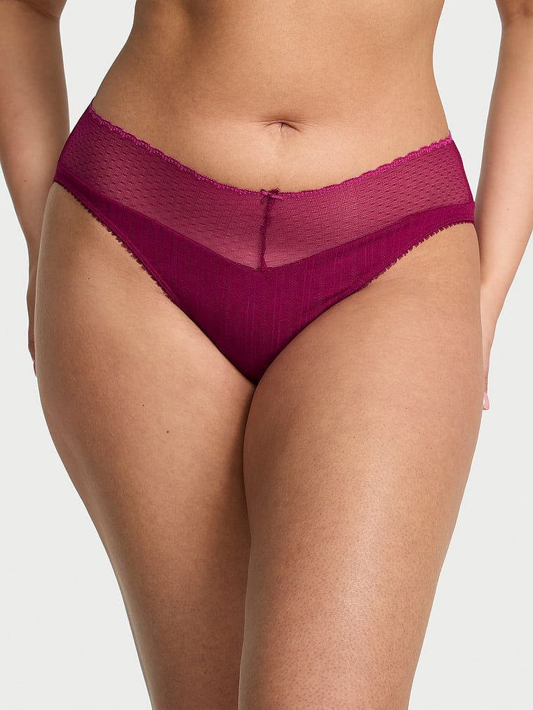 Majtki figi z wysoko wyciętymi nogawkami Lace Pointelle. Produkt ma kolor różowy i pochodzi z kolekcji Body by Victoria. 