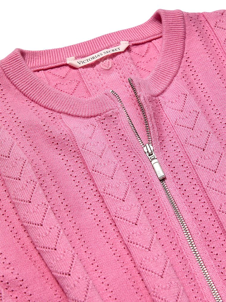 Sweterek crop top na suwak z dziurkowanego materiału Luxe Heart Pointelle. Produkt ma kolor różowy i pochodzi z kolekcji Victoria's Secret. 