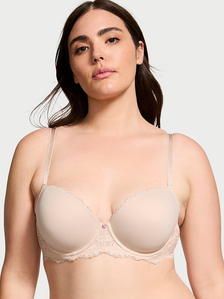 Modelka prezentuje biustonosz lekko usztywniany Smooth and Lace Classic Demi. Produkt ma kolor beżowy i pochodzi z kolekcji Dream Angels.