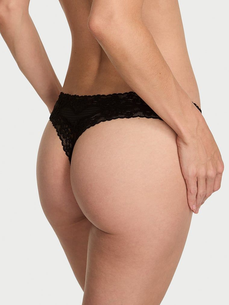 Stringi bawełniane w paseczki z koronką na krawędziach. Produkt ma kolor czarny i pochodzi z kolekcji Lacie. 