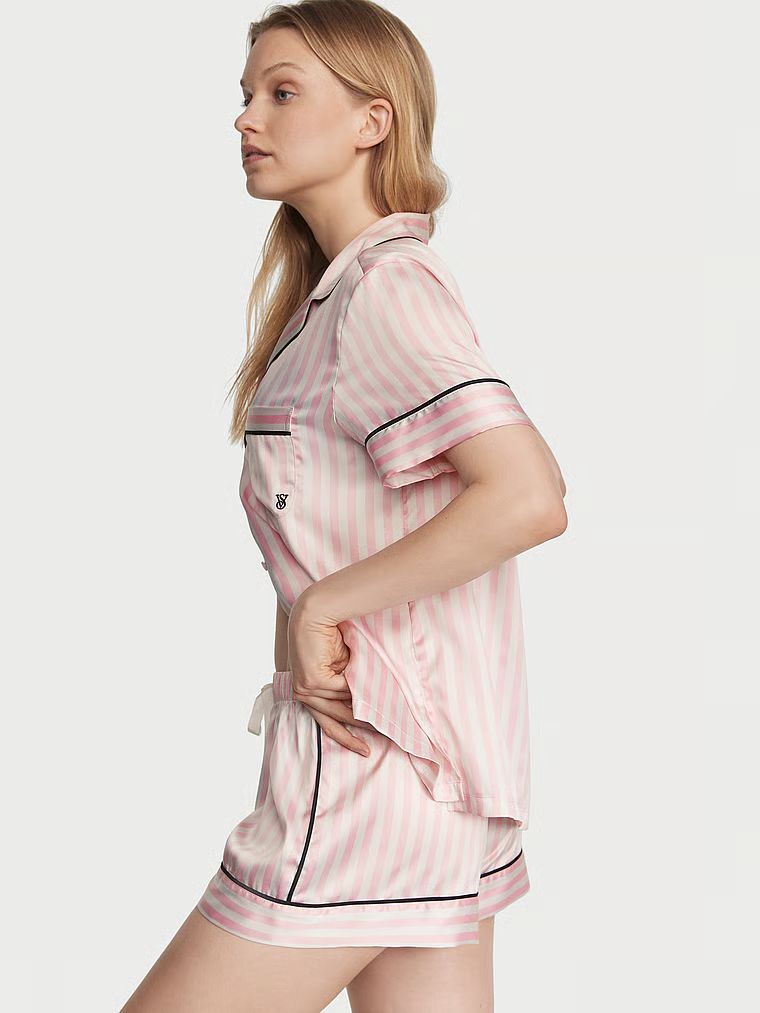 Satynowa piżama z krótkim rękawem. Produkt ma wzór w paski i pochodzi z kolekcji Victoria's Secret. 