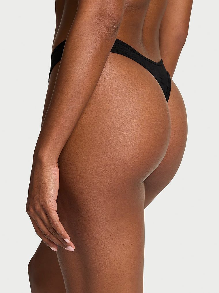 Stringi z modalu z wysoko wyciętymi nogawkami Ultra-Fine. Produkt ma kolor czarny i pochodzi z kolekcji Victoria's Secret. 