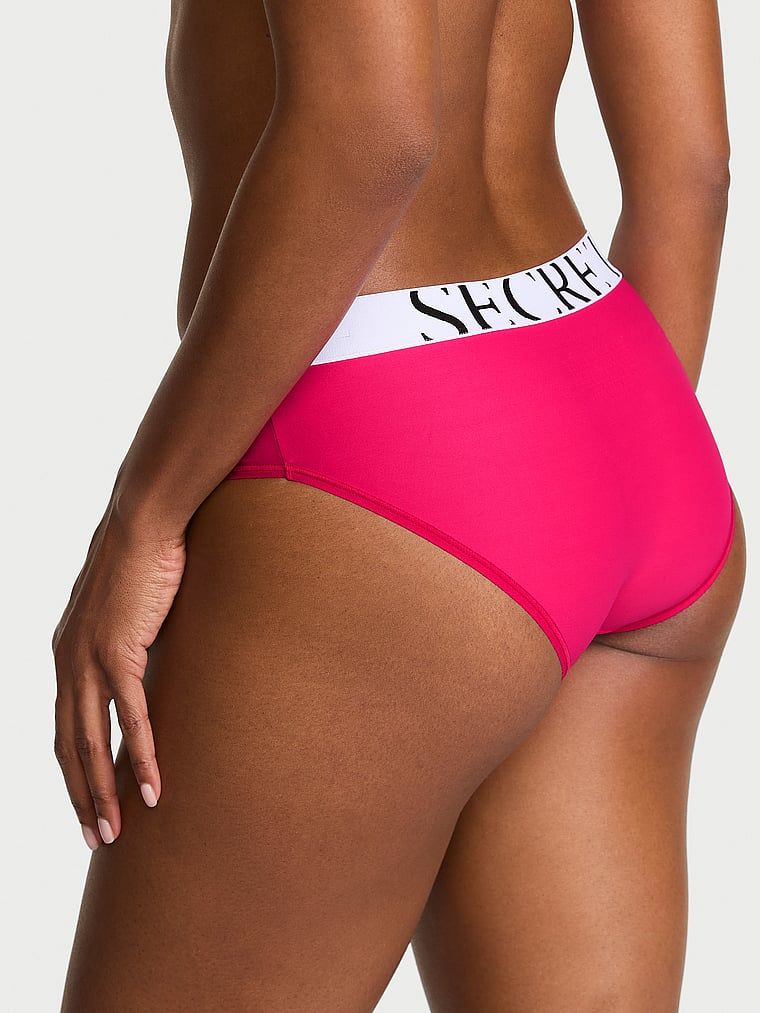 Majtki z logo Cool Hiphugger. Produkt ma kolor różowy i pochodzi z kolekcji Victoria's Secret. 