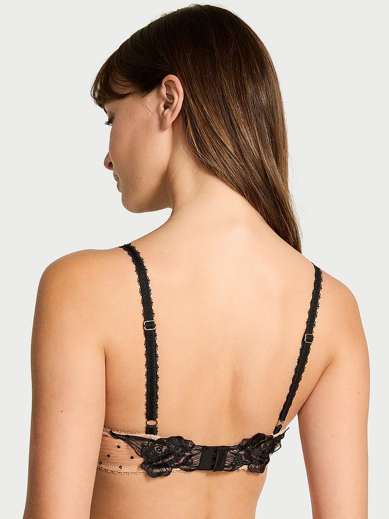 Modelka prezentuje biustonosz nieusztywniany Sheer Rose Demi. Produkt jest wzorzysty i pochodzi z kolekcji Very Sexy.