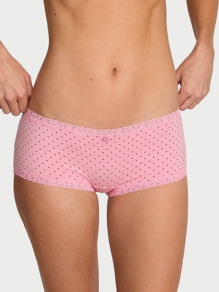 Majtki bawełniane szorty z koronką na krawędziach Lace-Trim Boyshort. Produkt ma kolor wzorzysty i pochodzi z kolekcji Lace Trim. 