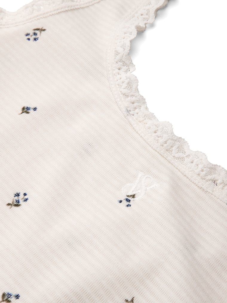 Zestaw do spania z bawełny - top i szorty Shadow Stripe. Produkt ma wzór kwiatowy i pochodzi z kolekcji Victoria's Secret. 