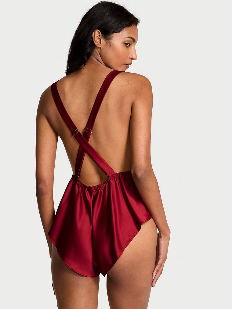 Kombinezon do spania satynowy Square-Neck. Produkt ma kolor czerwony i pochodzi z kolekcji Very Sexy. 