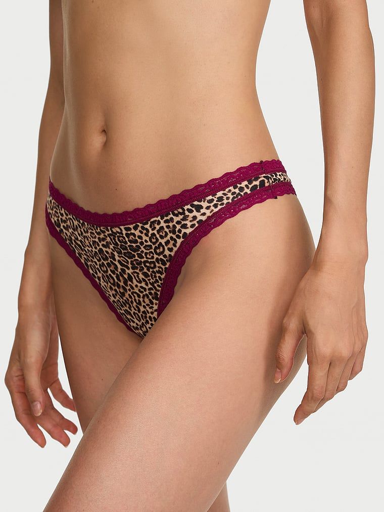 Stringi bawełniane z koronką na krawędziach Lace-Waist. Produkt ma kolor wzorzysty i pochodzi z kolekcji Lace Trim. 