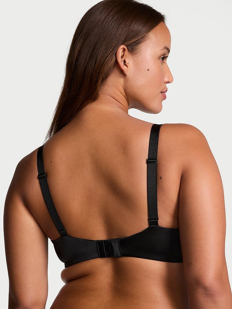 Modelka prezentuje biustonosz push-up Starstruck Shine Strap. Produkt ma kolor czarny i pochodzi z kolekcji Very Sexy.