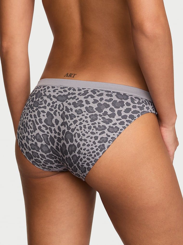 Majtki prążkowane Seamless Leopard Rib Bikini. Produkt ma kolor wzorzysty i pochodzi z kolekcji Seamless. 