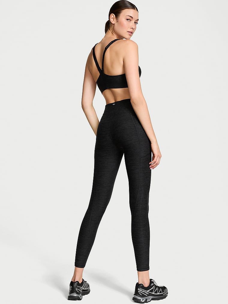 Legginsy z kieszeniami Essential Pocket. Produkt ma kolor czarny i pochodzi z kolekcji VSX. 