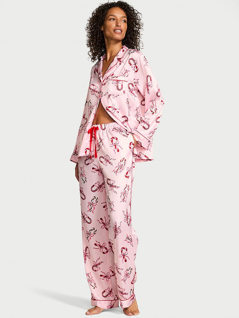 Piżama satynowa błyszcząca z długimi rękawami Glazed Satin. Produkt jest wzorzysty i pochodzi z kolekcji Victoria's Secret. 