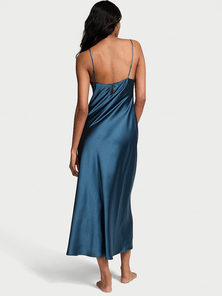 Suknia długa satynowa maxi Luxe. Produkt ma kolor niebieski i pochodzi z kolekcji Victoria's Secret. 