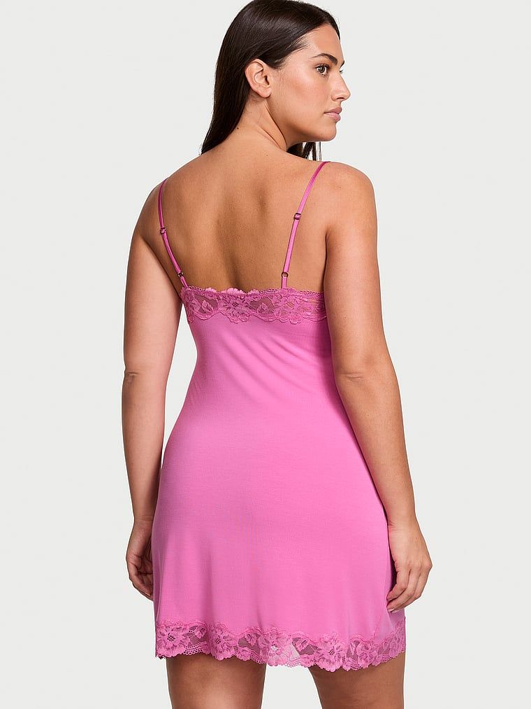 Koszulka nocna z modalu Lace-Trim Straight-Neck Slip. Produkt ma kolor różowy i pochodzi z kolekcji Victoria's Secret. 