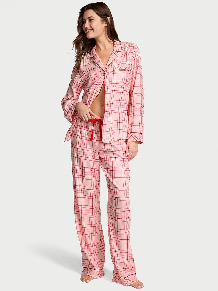 Flanelowa piżama z długimi spodniami. Produkt jest wzorzysty i pochodzi z kolekcji Victoria's Secret. 