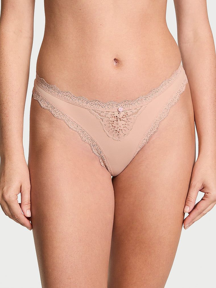 Stringi z koronką Lace Trim. Produkt ma kolor beżowy i pochodzi z kolekcji Dream Angels. 