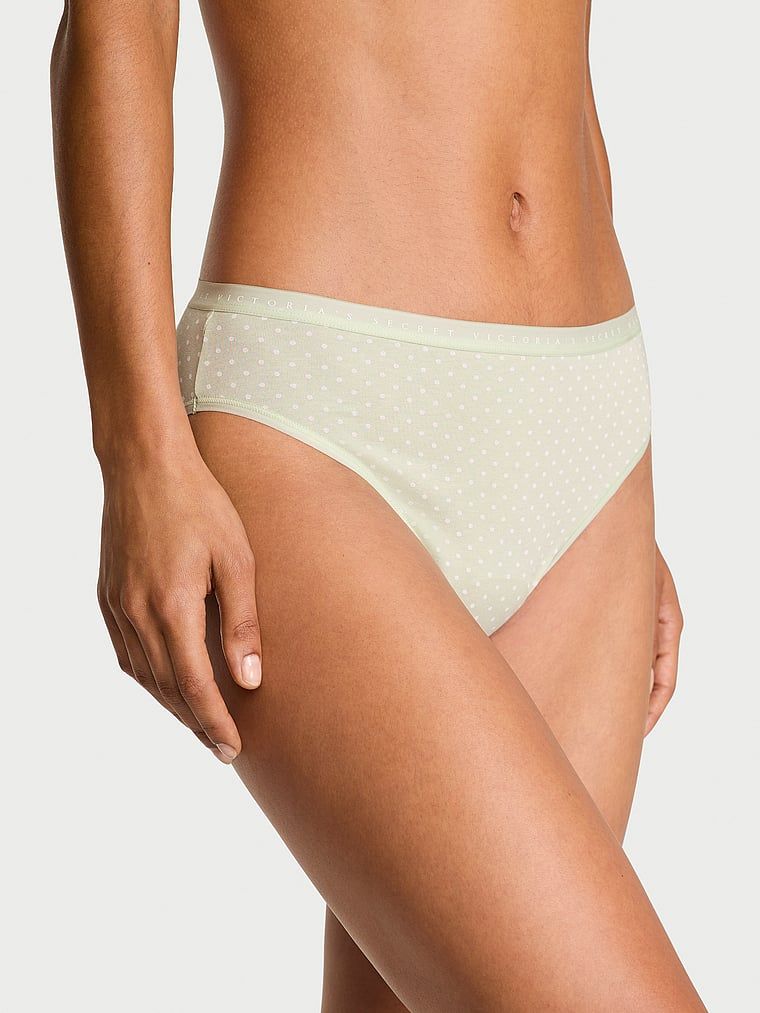 Majtki bawełniane figi z wysoko wyciętymi nogawkami High-Leg Brief. Produkt jest wzorzysty i pochodzi z kolekcji Victoria's Secret. 