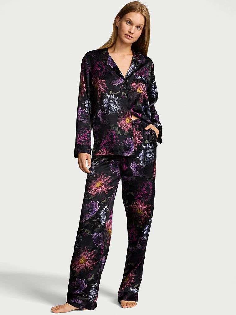 Piżama satynowa z długimi rękawami Signature. Produkt ma kolor kwiatowy i pochodzi z kolekcji Victoria's Secret. 