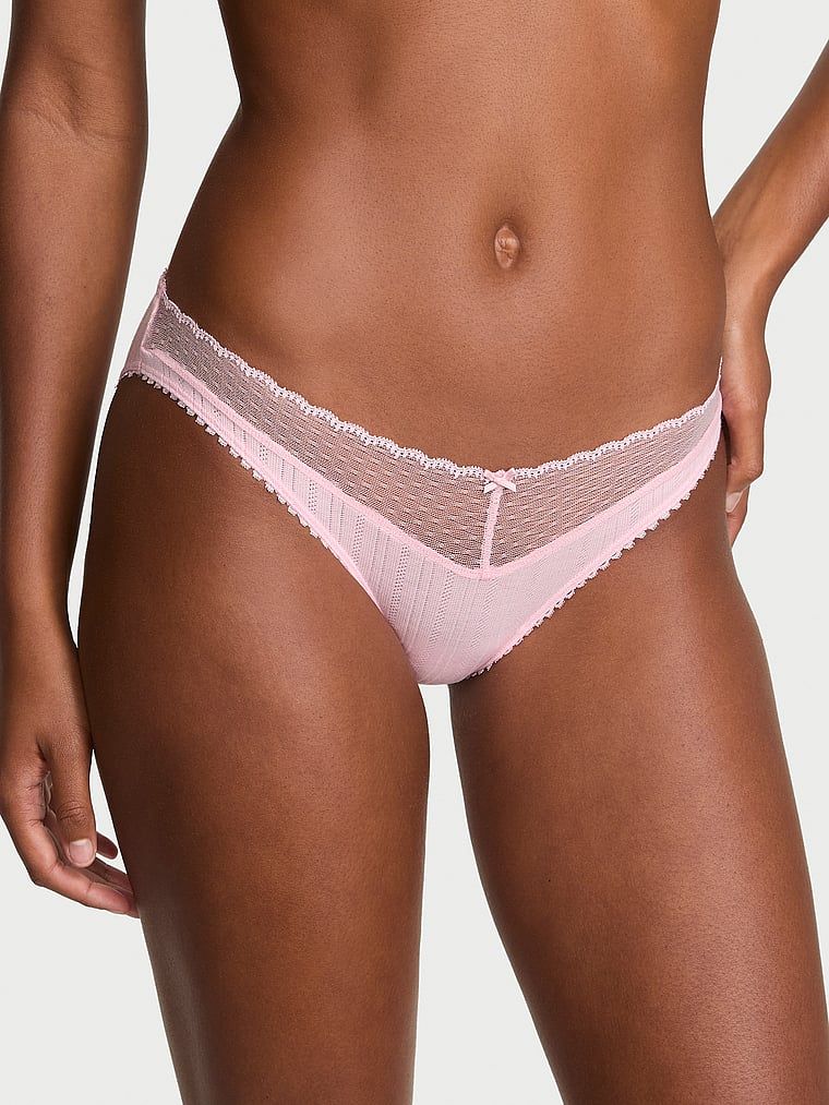 Majtki Lace Pointelle Bikini. Produkt ma kolor różowy i pochodzi z kolekcji Victoria's Secret. 