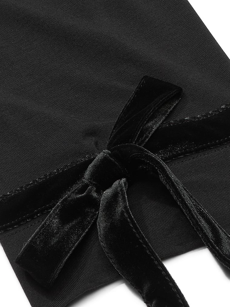 Piżama z modalu z welurowymi kokardkami Velvet-Trim. Produkt ma kolor czarny i pochodzi z kolekcji Victoria's Secret. 