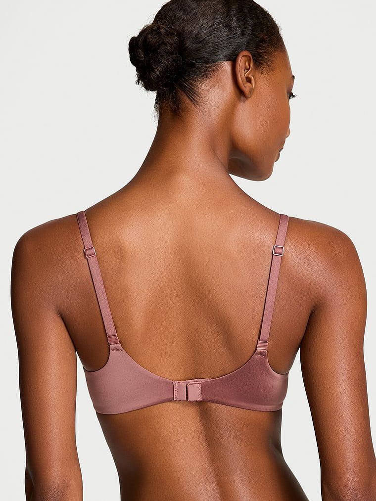 Modelka prezentuje biustonosz push-up z koronką Lace-Trim Perfect Shape. Produkt ma kolor różowy i pochodzi z kolekcji Body by Victoria.