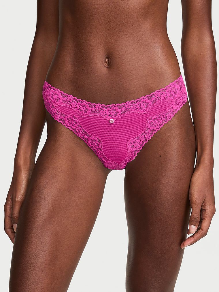 Stringi bawełniane w paseczki z koronką na krawędziach. Produkt ma kolor różowy i pochodzi z kolekcji Lace Trim. 