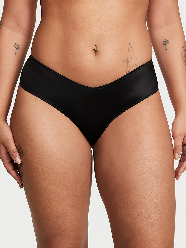 Majtki z paseczkami z tyłu i wysoko wyciętymi nogawkami Strappy-Back Cheeky. Produkt ma kolor czarny i pochodzi z kolekcji Very Sexy. 
