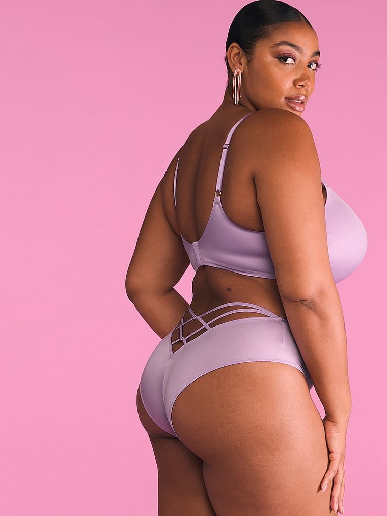 Majtki z paseczkami z tyłu i wysoko wyciętymi nogawkami Strappy-Back Cheeky. Produkt ma kolor purpurowy i pochodzi z kolekcji Very Sexy. 