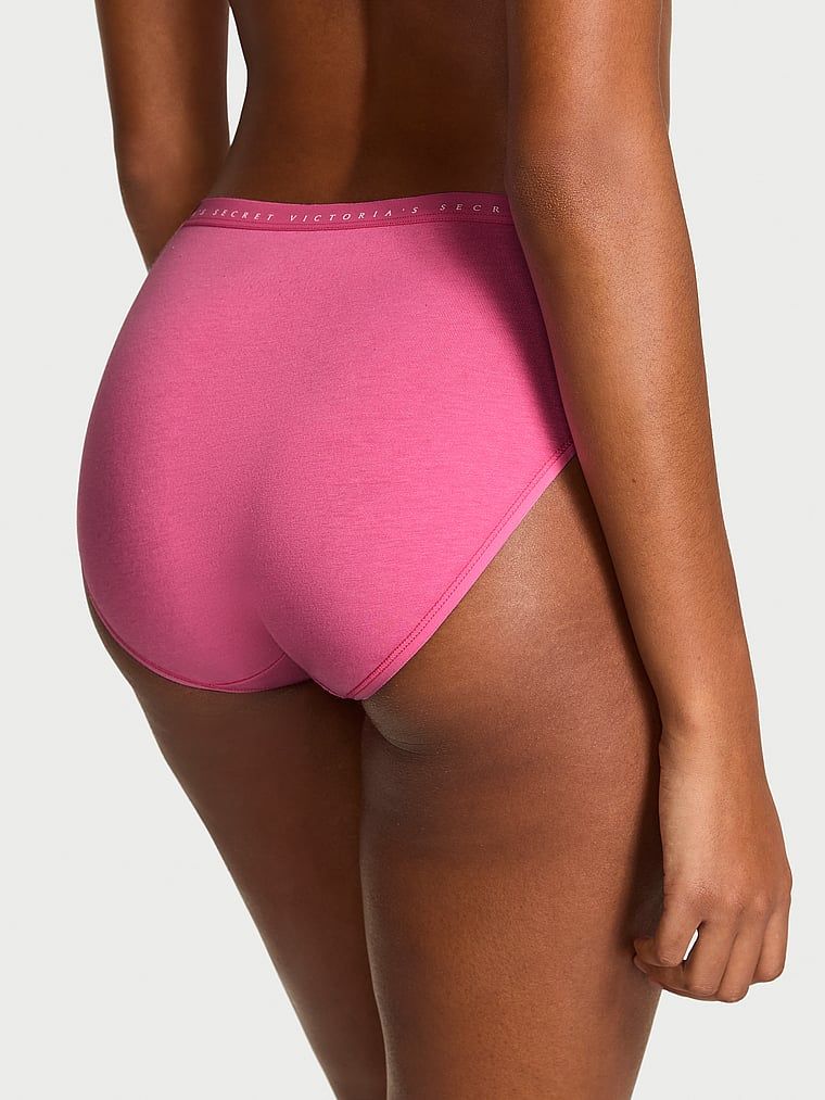 Majtki bawełniane figi z wysoko wyciętymi nogawkami High-Leg Brief. Produkt ma kolor różowy i pochodzi z kolekcji Victoria's Secret. 