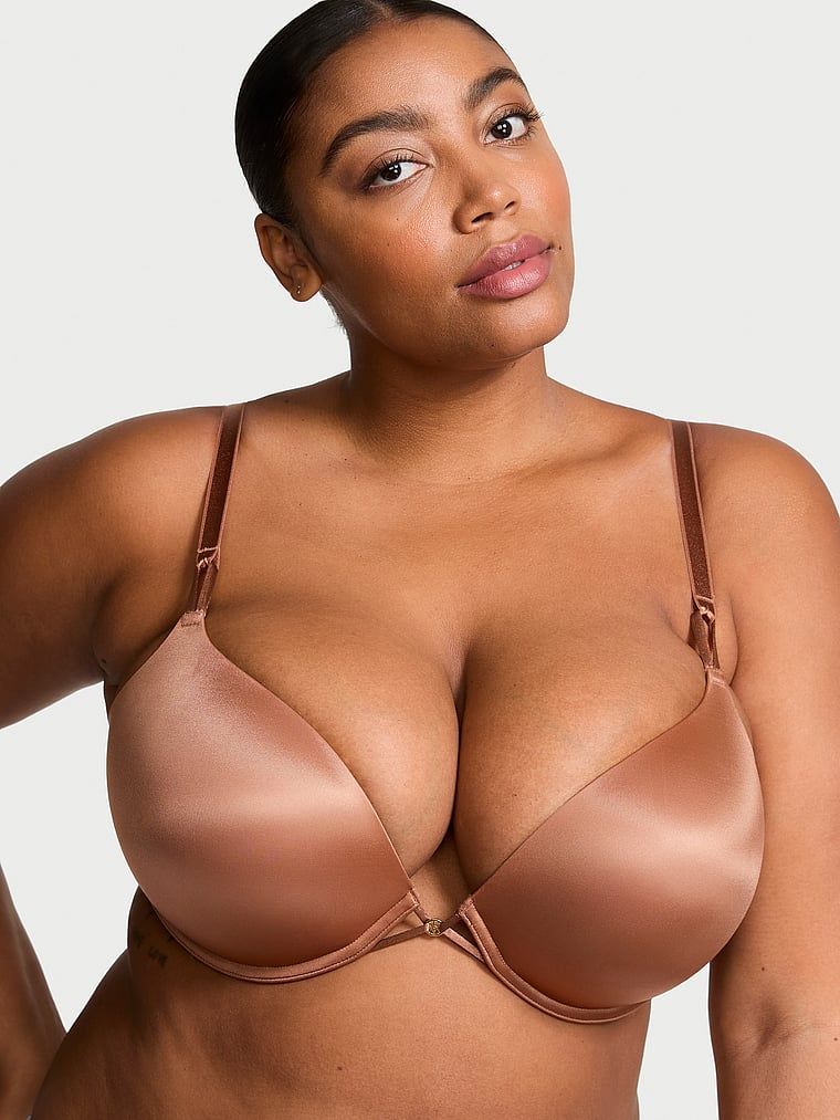 Modelka prezentuje biustonosz push-up powiększający o 2 rozmiary Bombshell. Produkt ma kolor brązowy i pochodzi z kolekcji Very Sexy.