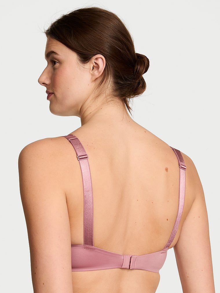Modelka prezentuje biustonosz push-up Shine Strap. Produkt ma kolor różowy i pochodzi z kolekcji Very Sexy.