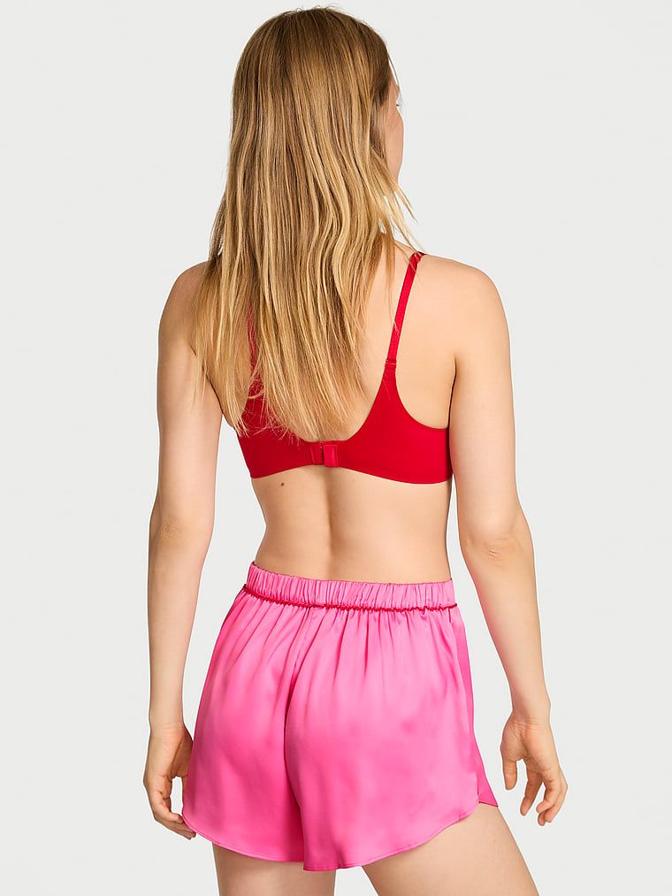 Szorty satynowe do spania. Produkt ma kolor różowy i pochodzi z kolekcji Victoria's Secret. 
