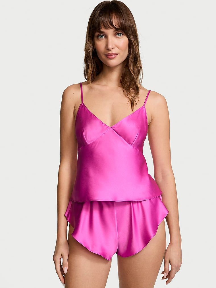 Satynowy zestaw do spania Cami Set. Produkt ma kolor różowy i pochodzi z kolekcji Victoria's Secret. 