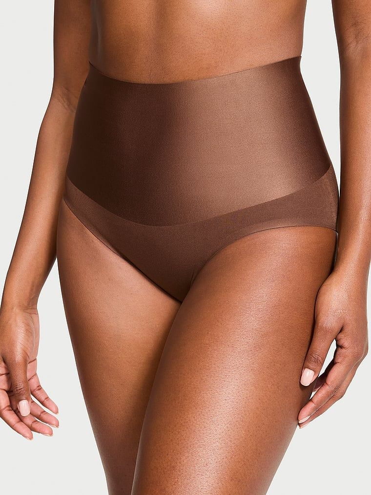 Majtki modelujące z wysokim stanem Smoothing Shimmer Brief. Produkt ma kolor brązowy i pochodzi z kolekcji Body by Victoria. 