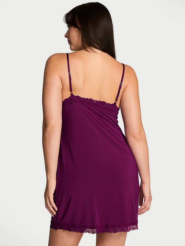 Koszula nocna z modalu SoSoft. Produkt ma kolor fioletowy i pochodzi z kolekcji Victoria's Secret. 