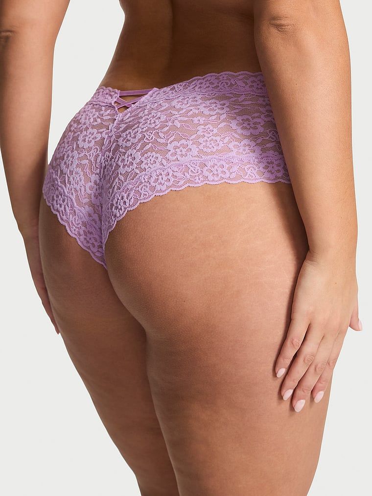 Majtki koronkowe z paseczkami z tyłu Blossom Cheeky. Produkt ma kolor purpurowy i pochodzi z kolekcji Lacie. 