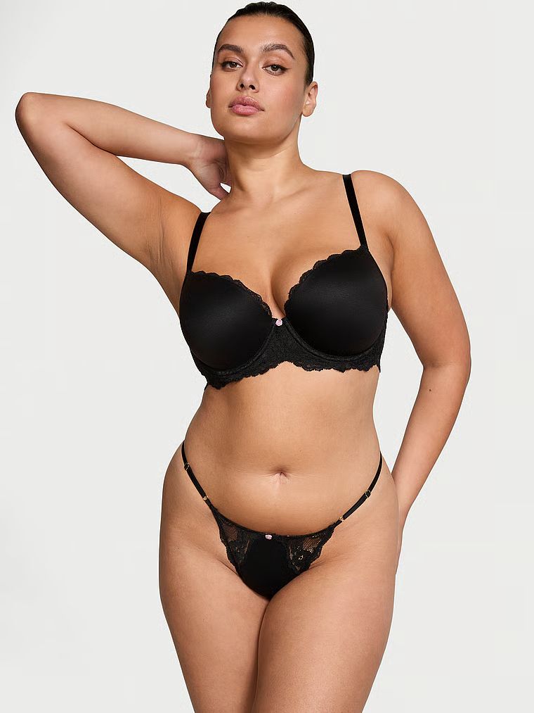 Stringi z koronką z regulowanymi paskami Lace-Trim V-String. Produkt ma kolor czarny i pochodzi z kolekcji Dream Angels. 